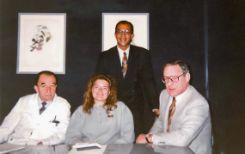 Michela Lazzaroni con Arturo Licenziati (a destra) e Antonio Ziggiotti (chimico storico di IBSA, nella foto a sinistra) durante un incontro con il rappresentante dell’azienda giapponese Seikagaku nel 1993