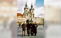 Stefano Rovati (primo da sinistra) con alcune colleghe e colleghi durante un viaggio di lavoro a Praga nel 2001 per un meeting con lo storico distributore della Repubblica Ceca, poi divenuto IBSA Czechia nel 2020